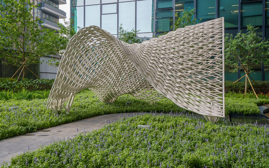 Inspired by the bridal veil with its silhouette outlined in metallic wire, the intricate lattice is comprised of heart-shaped patterns that represent the beauty of love. The “Weaving Love” installation at the Wedding Garden is Hong Kong's first large-scale pilot utilising 3D metal printing technology.