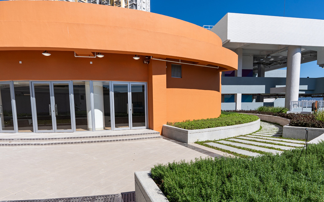 The Student Activity Centre is an oval-shaped stand-alone structure on the Roof Garden above the Assembly Hall at 5/F encouraging students’ exploration and connection to the outdoor environment.