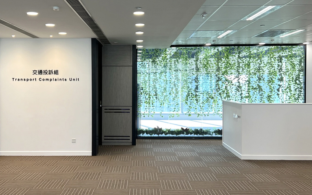 The glazed feature wall enhances biophilic design and promotes a smart office design.