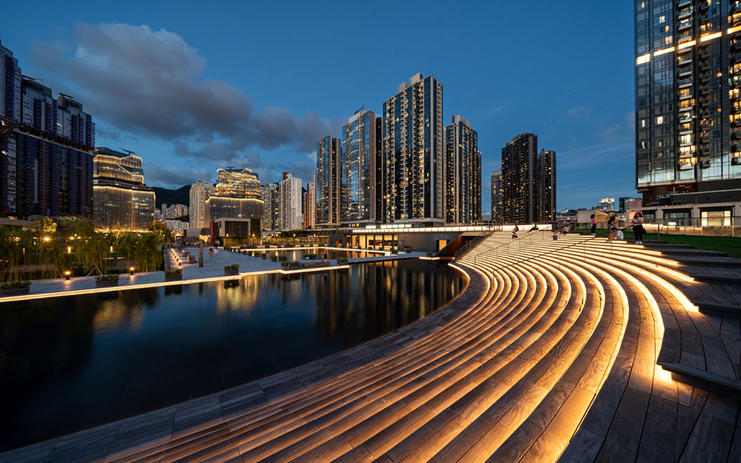 Main water features in Station Square are designed adjacent to the existing Kai Tak River to form an urban oasis and all are connected to main event spaces by a covered walkway.