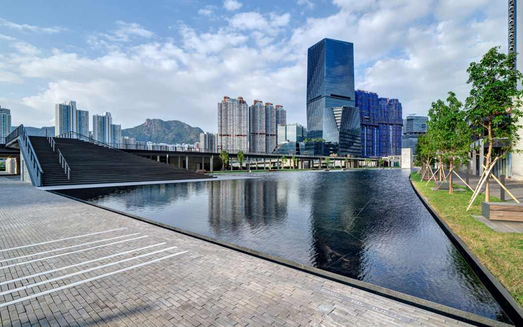 Extensive greenery and water bodies help mitigating heat island effect. Rows of trees and plants are carefully placed as visual relief and green-linkage for the residential areas and Kai Tak Sports Park.