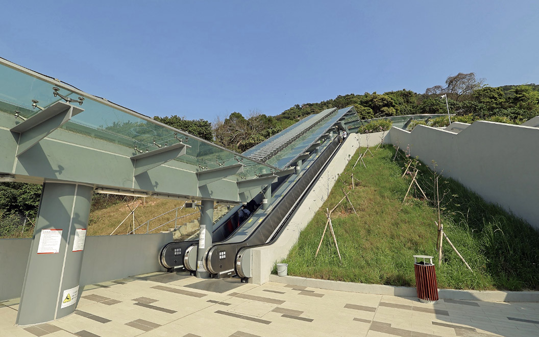 A covered pedestrian link with escalators and stairway connecting Cape Collinson Road and San Ha Street to improve the connectivity and accessibility for the visitors.