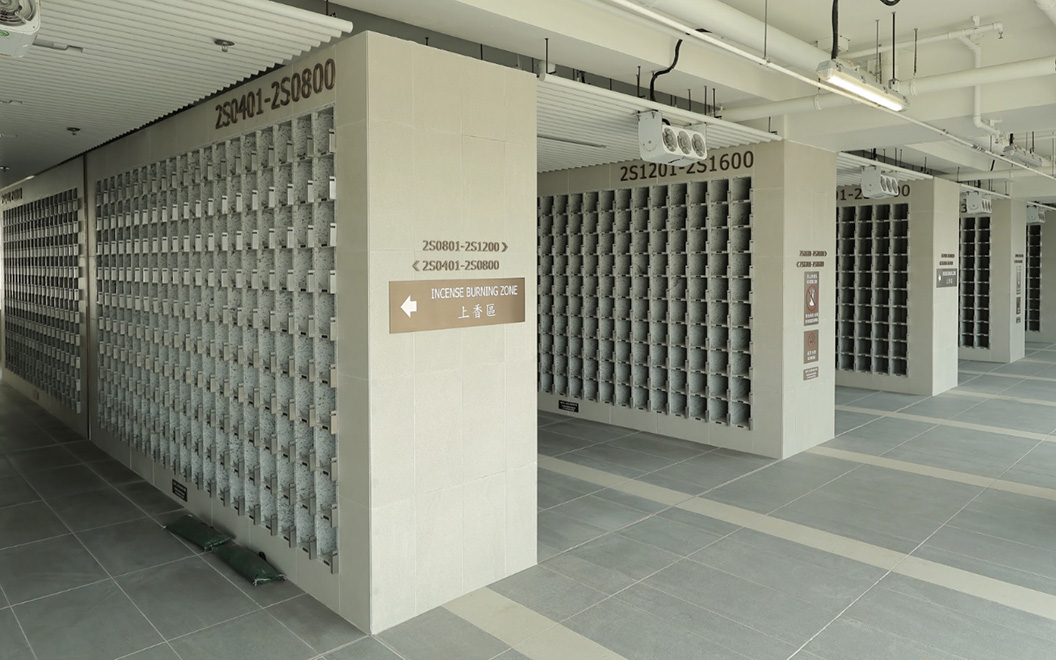 There are 25 340 niches to meet the growing demand with smoke-free and non-smoke free niches. Ample open spaces such as the courtyard at the 1/F of the Columbarium, and seating areas on different floors of the Columbarium and adjacent to escalator landings for public enjoyment are provided.