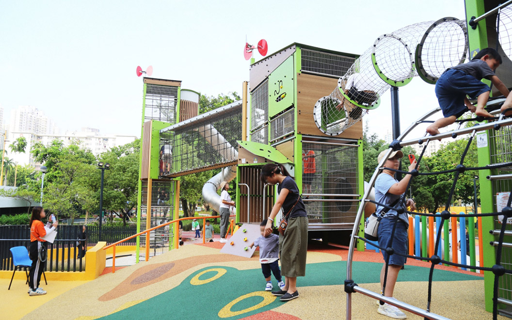 Children and families living in the vicinity can enjoy the more challenging and fun play equipment, for example, the climbing tower located at “Sandy Bunker” is connected to the spiral tube slide which is the tallest and longest slide tube in Hong Kong Public Playground.